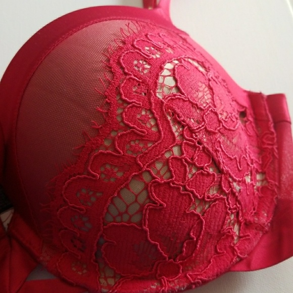 Red lace detail bra. - Picture 2 of 4